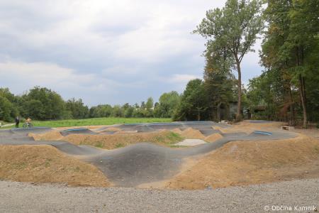 Občina Kamnik vlaga v športno infrastrukturo uredili smo dolgo pričakovani kolesarski poligon – Pumptrack Kamnik (15)